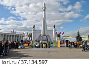 Парад детских колясок на фестивале «Мы счастливы каждый раз, когда встречаемся вместе!» на ВВЦ (ВДНХ). День Города, 1 сентября 2012. Город Москва. Редакционное фото, фотограф lana1501 / Фотобанк Лори