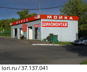 Шиномонтаж. Открытое шоссе, строение 14г. Район Богородское. Город Москва (2012 год). Редакционное фото, фотограф lana1501 / Фотобанк Лори
