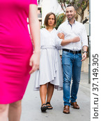 Young woman is resentmenting because her boyfriend was stared on other girl. Стоковое фото, фотограф Яков Филимонов / Фотобанк Лори