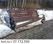 Сломанная скамейка в Петровском парке. Район Аэропорт. Город Москва (2013 год). Стоковое фото, фотограф lana1501 / Фотобанк Лори