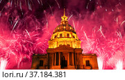 Celebratory colorful fireworks over the Les Invalides (The National Residence of the Invalids) at night. Paris, France (2014 год). Стоковое фото, фотограф Владимир Журавлев / Фотобанк Лори