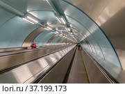 Санкт-Петербург, метрополитен, пассажирский тоннель с траволатором на станции "Спортивная" (2018 год). Редакционное фото, фотограф glokaya_kuzdra / Фотобанк Лори