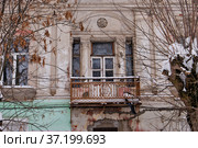 Ярославская область, город Рыбинск, улица Гоголя, дом 16. Дом Григорьевых. Балкон (2022 год). Стоковое фото, фотограф Илюхина Наталья / Фотобанк Лори