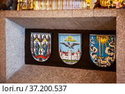 Украшенная гербами барная стойка ресторана Nesselbeck (Нессельбек). Посёлок Орловка. Калининградская область (2021 год). Редакционное фото, фотограф Сергей Афанасьев / Фотобанк Лори