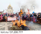 Владивосток, площадь Борцов за власть Советов. Проводы зимы. Сожженное чучело Масленицы (2020 год). Редакционное фото, фотограф Овчинникова Ирина / Фотобанк Лори