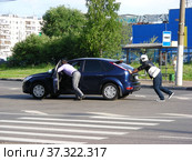 Молодые люди толкают заглохший на дороге автомобиль. Уссурийская улица. Район Гольяново. Город Москва (2013 год). Редакционное фото, фотограф lana1501 / Фотобанк Лори
