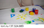 Finger safe children's paints on the table and children's hands. Стоковое видео, видеограф Наталья Гармашева / Фотобанк Лори