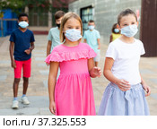 Kids walking together outdoors. Стоковое фото, фотограф Яков Филимонов / Фотобанк Лори