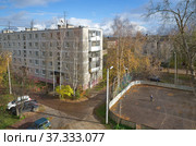 Осенний вид на двор подмосковного поселка, Россия (2017 год). Стоковое фото, фотограф Елена Коромыслова / Фотобанк Лори