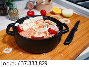 Приготовление лосося. Куски сырой рыбы с луком и помидорами замаринованы в сливках. Стоковое фото, фотограф ирина реброва / Фотобанк Лори
