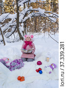Портрет девочки в новогоднем заснеженном зимнем лесу. Portrait of a girl in a New Year's snowy winter forest. (2022 год). Редакционное фото, фотограф Мария / Фотобанк Лори