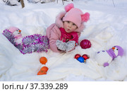 Портрет девочки в новогоднем заснеженном зимнем лесу. Portrait of a girl in a New Year's snowy winter forest. (2022 год). Редакционное фото, фотограф Мария / Фотобанк Лори