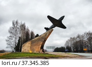 Самолёт Як-3. Памятник лётчикам - защитникам Москвы на 96 километре Минского шоссе (М-1 «Беларусь»). Можайский район. Московская область (2011 год). Редакционное фото, фотограф lana1501 / Фотобанк Лори