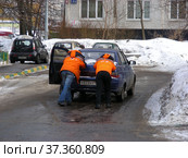 Молодые люди толкают заглохший на дороге автомобиль. Новосибирская улица. Район Гольяново. Город Москва (2013 год). Редакционное фото, фотограф lana1501 / Фотобанк Лори
