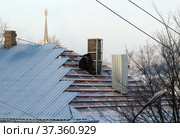Ремонт трубы на крыше многоквартирного дома (2021 год). Редакционное фото, фотограф EgleKa / Фотобанк Лори