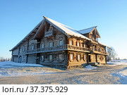 Old wooden monastery on Kizhi island. Russia, Karelia. Winter (2017 год). Редакционное фото, фотограф Алексей Кокоулин / Фотобанк Лори
