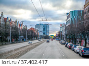 Ленинский проспект - дома в «ганзейском» стиле с видом на Дом Советов. Калининград (2021 год). Редакционное фото, фотограф Сергей Афанасьев / Фотобанк Лори