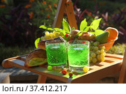 Тархун с выпечкой и фруктами. Стоковое фото, фотограф Марина Володько / Фотобанк Лори