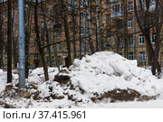 Утилизация и вывоз старого снега в городе с дорог и улиц. Сваленные с дороги кучи снега. Экология территорий внутри дворов. Россия (2022 год). Стоковое фото, фотограф Grigory_Gez / Фотобанк Лори