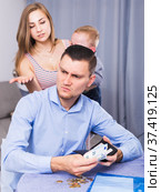 woman with crying son extorting money. Стоковое фото, фотограф Яков Филимонов / Фотобанк Лори