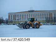 Россия. Великий Новгород. Снегоуборочная техника на фоне Администрации города (2021 год). Редакционное фото, фотограф Литвяк Игорь / Фотобанк Лори