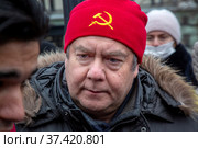 Николай Николаевич Платошкин принимает участие в акции коммунистов на площади Революции в центре города Москвы, Россия (2022 год). Редакционное фото, фотограф Николай Винокуров / Фотобанк Лори