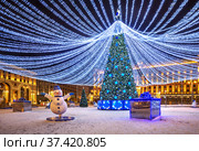Christmas tree on Lubyanskaya Square in Moscow in the light of night lights (2022 год). Стоковое фото, фотограф Baturina Yuliya / Фотобанк Лори