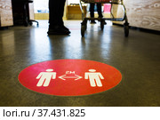 Red round sign printed on ground at supermarket. Стоковое фото, фотограф Milos Drndarevic / Фотобанк Лори