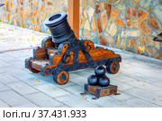 Sverdlovsk Region Verkhnyaya Tura August 2021: mortar artillery gun with a short barrel for mounted shooting on the embankment of the city on a sunny summer day. Редакционное фото, фотограф Акиньшин Владимир / Фотобанк Лори