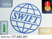Банковские карты VISA, MasterCard, "Мир" на фоне логотипа SWIFT (2022 год). Редакционное фото, фотограф Гребенев Пётр / Фотобанк Лори