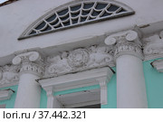 Особняк купца Первушина в городе Александрове Владимирской области. Фрагмент фасада (2018 год). Редакционное фото, фотограф Елена Орлова / Фотобанк Лори