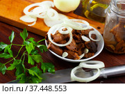 Pickled mushrooms Lactarius deliciosus with parsley. Стоковое фото, фотограф Яков Филимонов / Фотобанк Лори