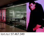 Пустой бутик Prada в ЦУМ (2022 год). Редакционное фото, фотограф Сайганов Александр / Фотобанк Лори