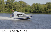 MOSCOW - MAY 7: Boat police of Russia floating on the Moscow river on May 7, 2017 in Moscow, Russia. Стоковое фото, фотограф Фотограф / Фотобанк Лори