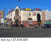 Торгово-развлекательный центр "ЩелчОк". Уральская улица, 1а. Район Гольяново. Город Москва (2013 год). Редакционное фото, фотограф lana1501 / Фотобанк Лори