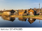 Village buildings on the shore of a reservoir (2021 год). Стоковое фото, фотограф Дмитрий Тищенко / Фотобанк Лори