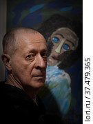 Коллекционер Григорий Пельман на фоне картины Кати Медведевой (2022 год). Редакционное фото, фотограф Дмитрий Неумоин / Фотобанк Лори