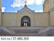 Moscow, Russia, April 9, 2021: Main entrance of  Ivanovsky Convent of 16th century is large stauropegic Russian Orthodox convent in central Moscow, inside Boulevard Ring, to west of Kitai-gorod. Стоковое фото, фотограф Алексей Антипов / Фотобанк Лори
