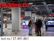 Вход в магазин электронной техники для дома МВидео в торговом комплексе "Метрополис" города Москвы, Россия (2022 год). Редакционное фото, фотограф Николай Винокуров / Фотобанк Лори