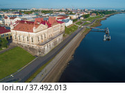 Старое здание Хлебной биржи (1912) на городской набережной солнечным июльским днем (аэросъемка), Рыбинск. Россия (2019 год). Стоковое фото, фотограф Виктор Карасев / Фотобанк Лори