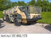 Самоходная пусковая установка СПУ-35Б старого советского берегового ракетного комплекса "Редут" солнечным летним днем (2019 год). Редакционное фото, фотограф Виктор Карасев / Фотобанк Лори