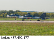 Два российских тяжелых многоцелевых истребителя Су-30СМ на взлетно-посадочной полосе. МАКС-2019. Редакционное фото, фотограф Виктор Карасев / Фотобанк Лори