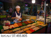 Продавец суши на ночном рынке, Чианг Рай. Таиланд (2018 год). Редакционное фото, фотограф Виктор Карасев / Фотобанк Лори