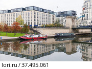 Boats moored at the River Avon coast, Bath, UK (2017 год). Редакционное фото, фотограф EugeneSergeev / Фотобанк Лори