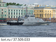 Противодиверсионный катер ПРДК-841 "Суворовец" принимает участие в военном параде в честь Дня Военно-морского флота. Санкт-Петербург (2017 год). Редакционное фото, фотограф Виктор Карасев / Фотобанк Лори