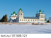 Церковь Иоанна Богослова с трапезной и колокольней (1698г.) солнечным мартовским днем. Николо-Вяжищский женский монастырь. Новгородская область. Россия (2022 год). Стоковое фото, фотограф Виктор Карасев / Фотобанк Лори
