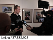 Тележурналисты берут интервью (2022 год). Редакционное фото, фотограф Дмитрий Неумоин / Фотобанк Лори