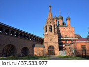 Cathedral of Assumption of Blessed Virgin Mary (17th century) and Bell tower, Krutitsy Patriarchal Metochion  (13th century), Moscow, Russia (2021 год). Стоковое фото, фотограф Алексей Антипов / Фотобанк Лори