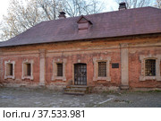 Moscow, Russia, November 10, 2021:  Embankment chambers of 18th century on territory of Krutitsky courtyard, Krutitsy Patriarchal Metochion  (13th century) Стоковое фото, фотограф Алексей Антипов / Фотобанк Лори