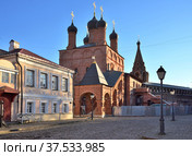 Cathedral (Dormition) of Assumption of Blessed Virgin Mary (17th century), bell tower and old hisroric house, Krutitsy Patriarchal Metochion (13th century), Moscow, Russia (2021 год). Стоковое фото, фотограф Алексей Антипов / Фотобанк Лори
